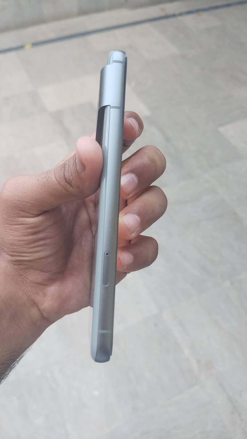 Google Pixel 8 4