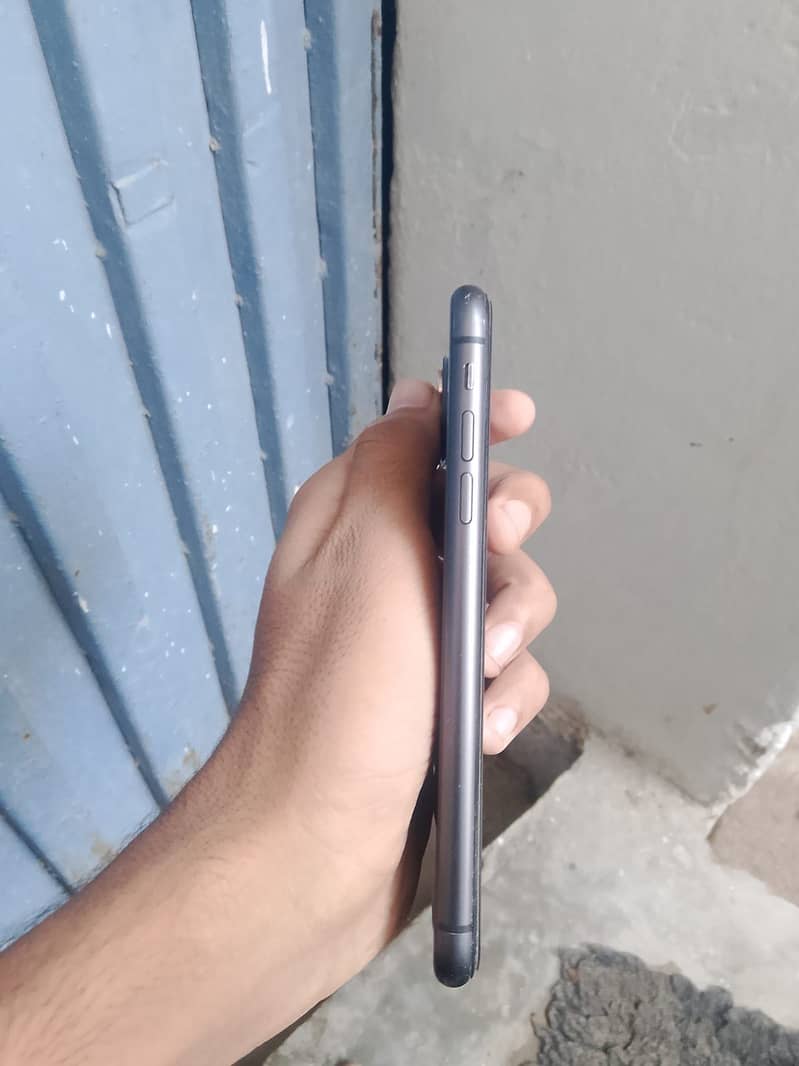 Apple iPhone 11 3
