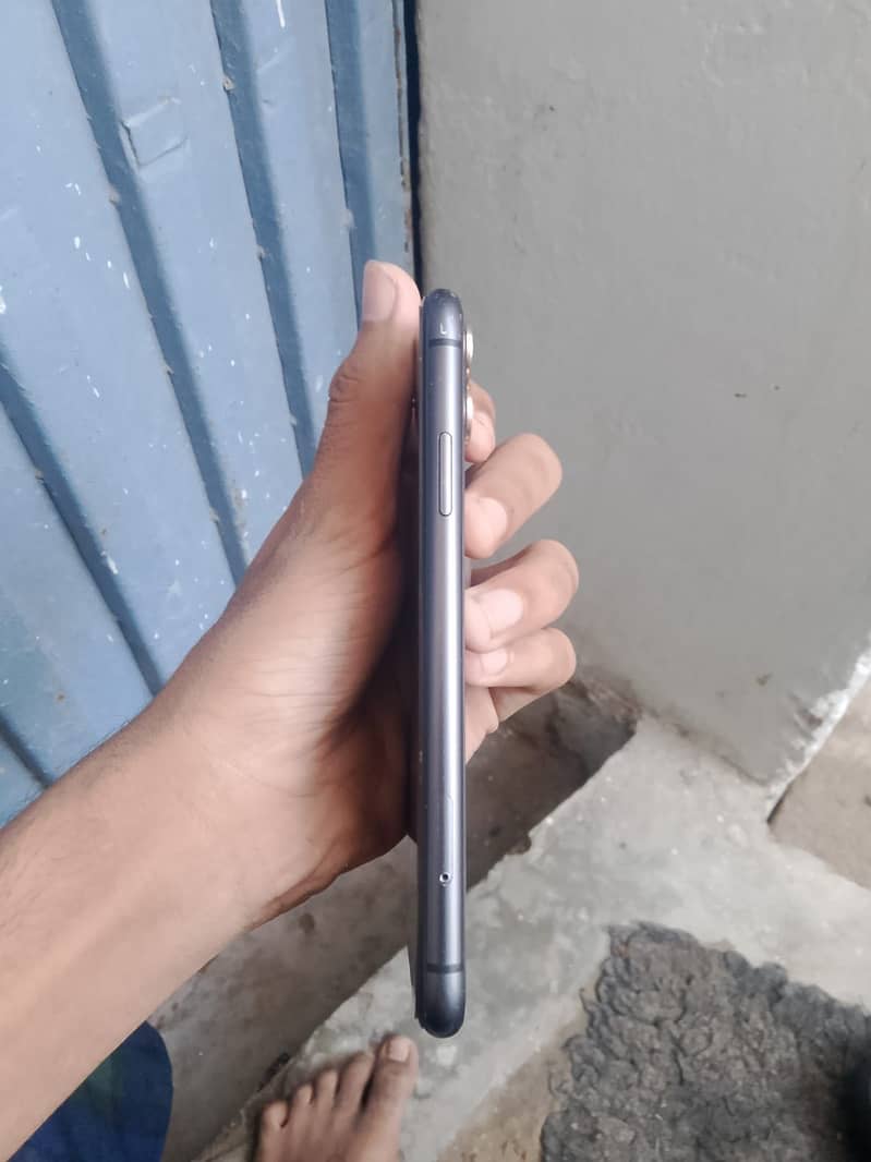 Apple iPhone 11 4