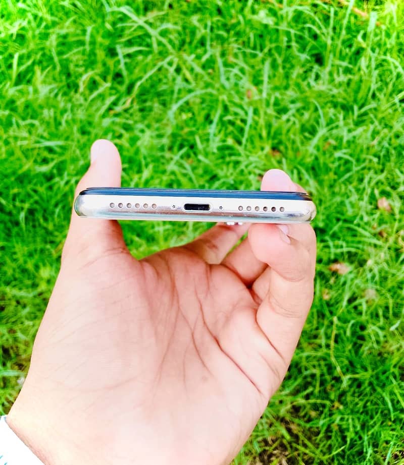 Apple iPhone X 4
