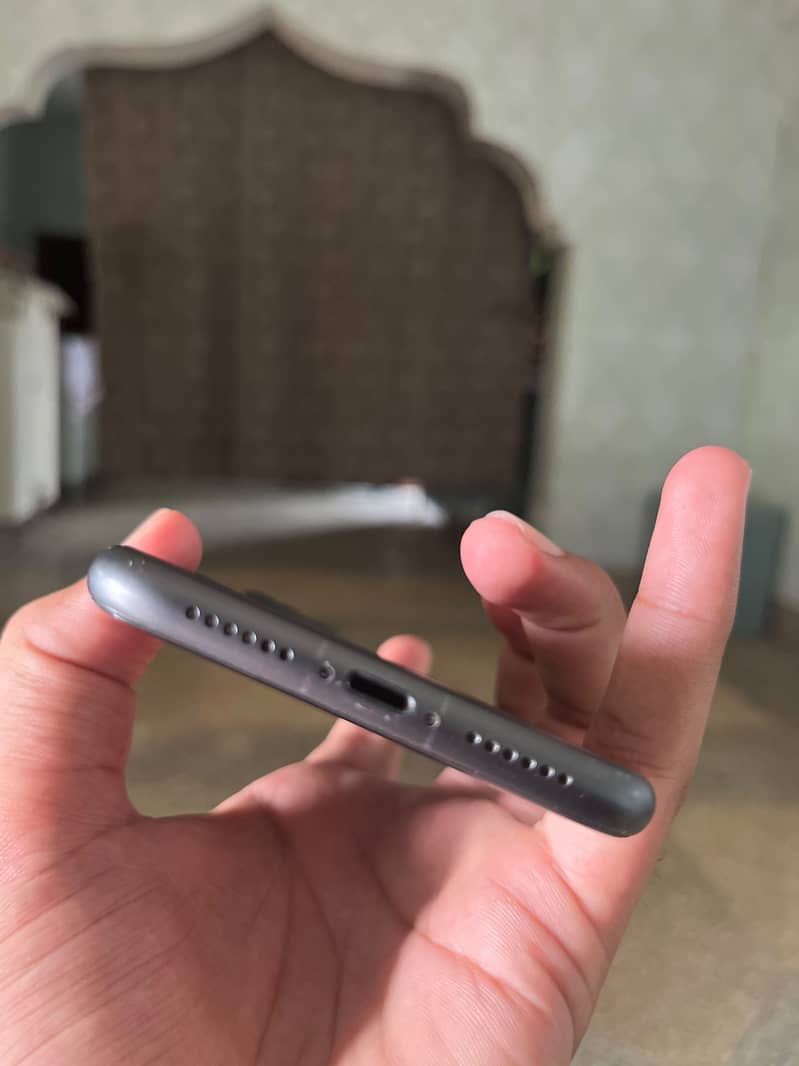 Apple iPhone 11 4