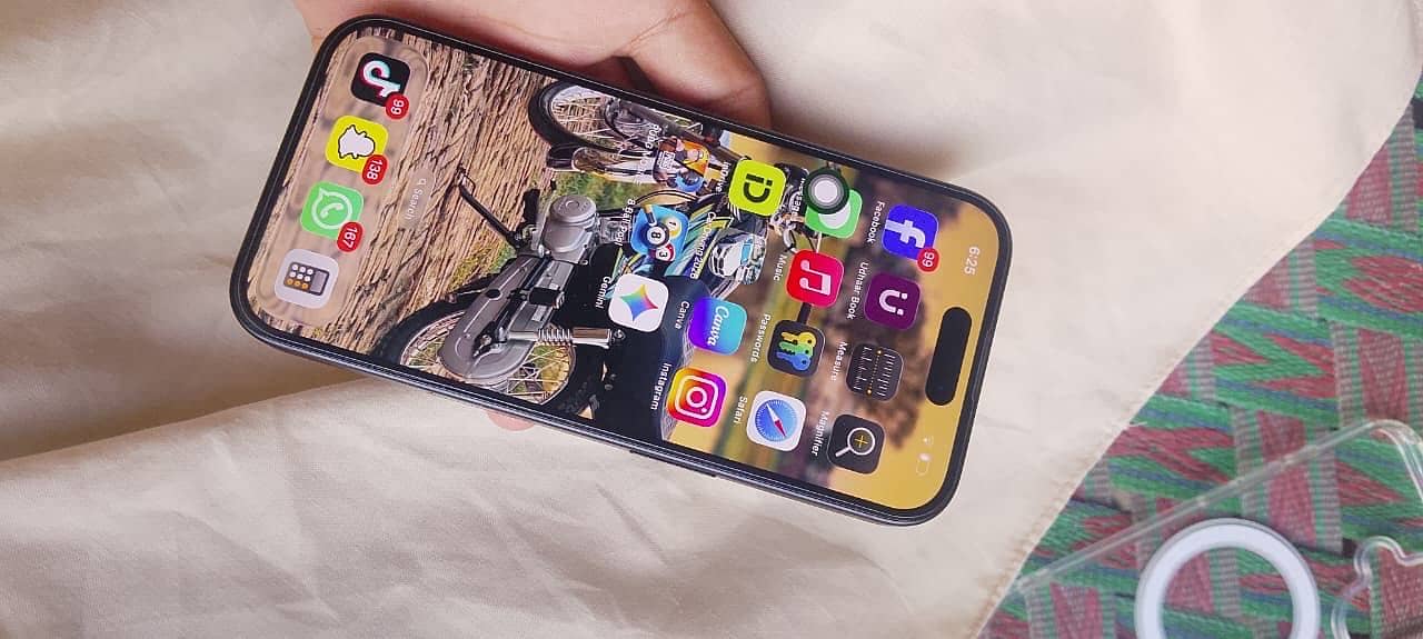 Apple iPhone 16 0