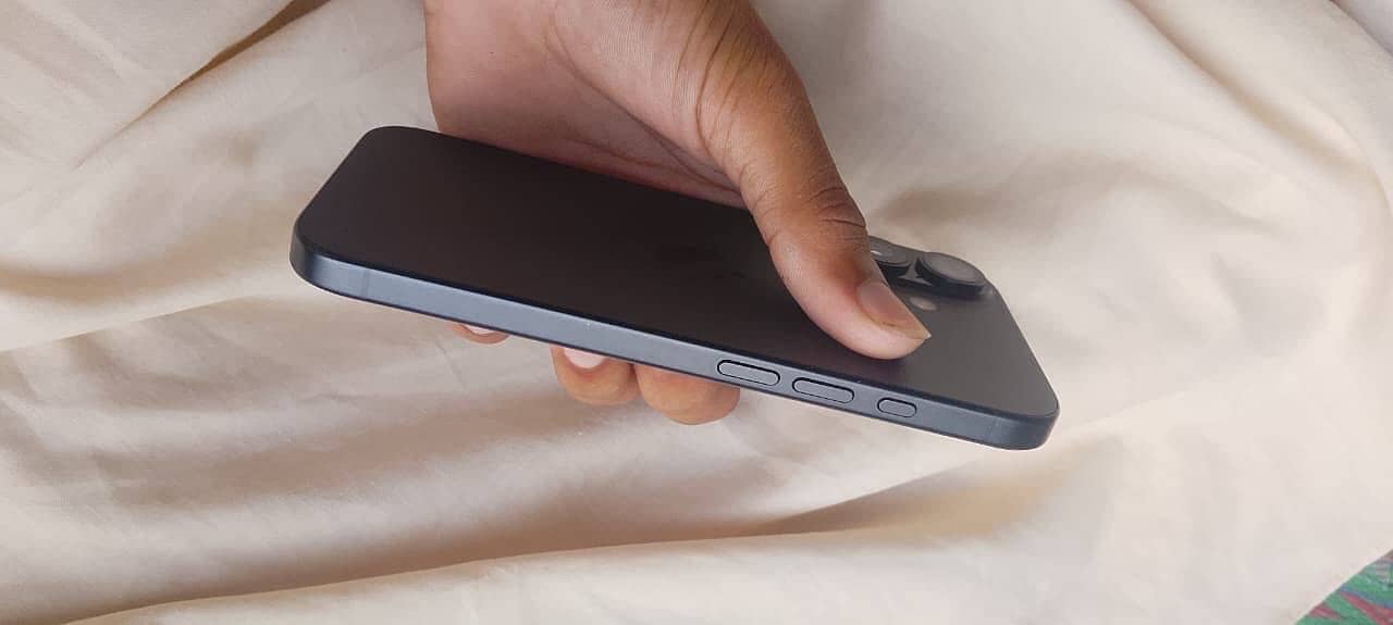 Apple iPhone 16 5