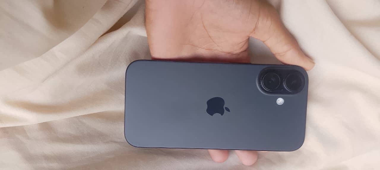 Apple iPhone 16 8