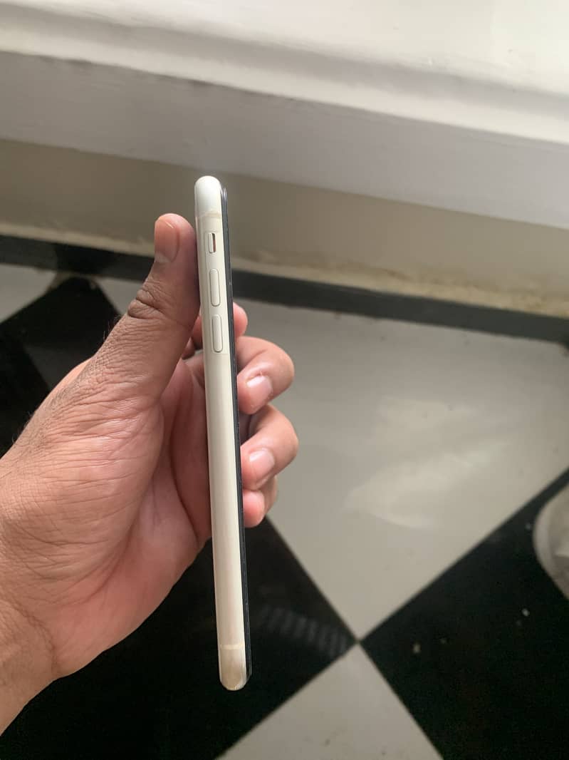 Apple iPhone 11 3