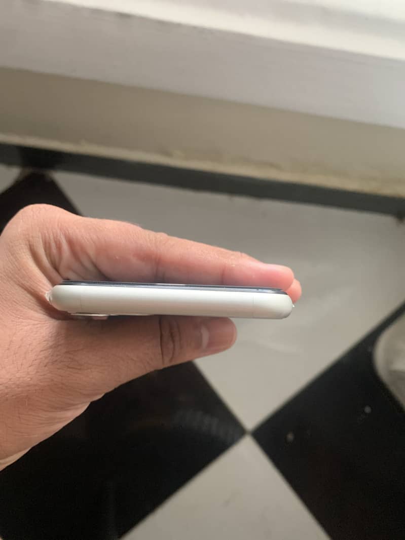 Apple iPhone 11 4