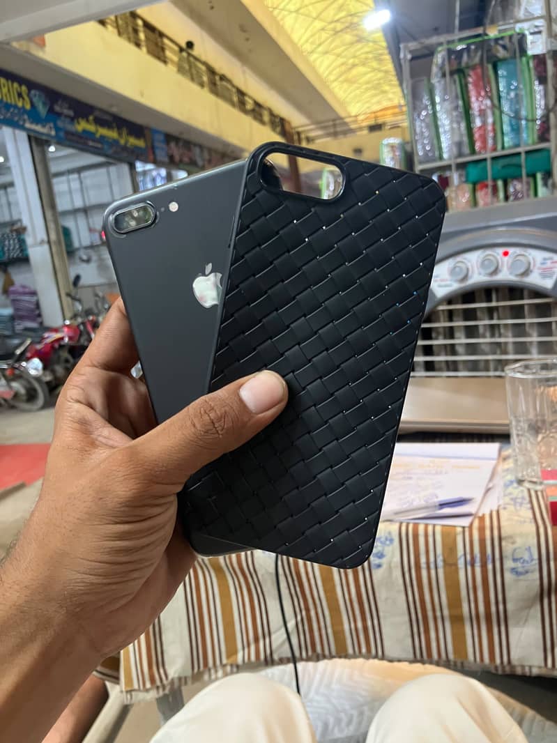 Apple iPhone 8 Plus 3