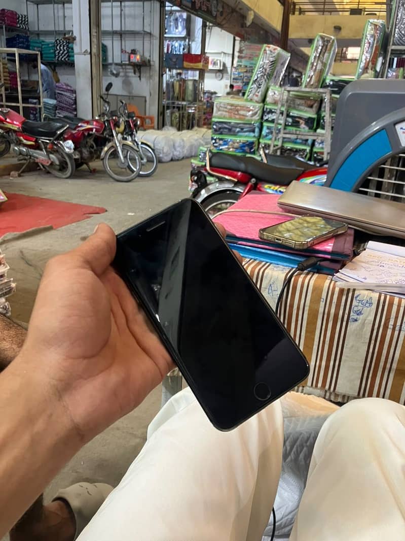 Apple iPhone 8 Plus 5