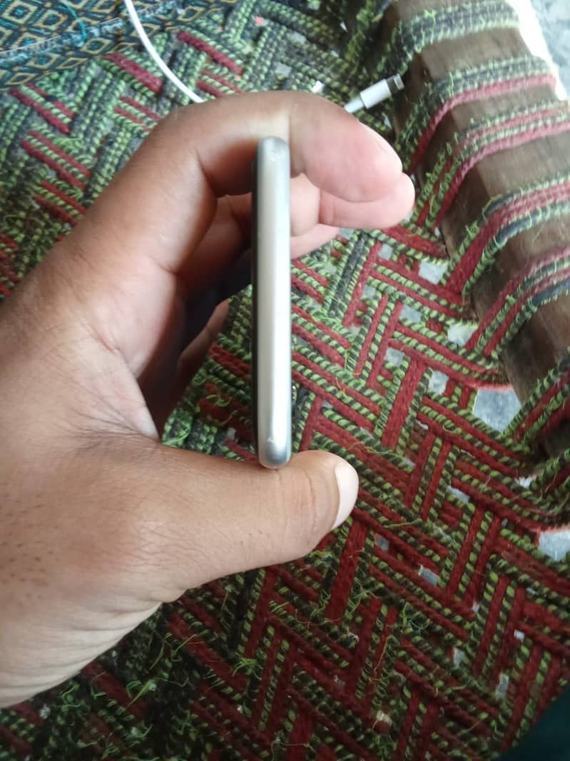 Apple iPhone 6S 4