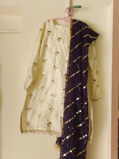 Excellent quality silk white shalwar kameez with the beautiful dupatta
