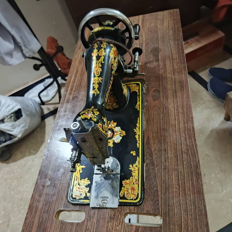 sewing machine good condition 3