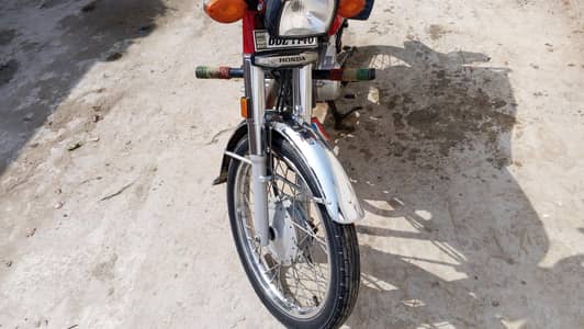 Honda 125 hy 28000 km Chali hy sari jenion hy