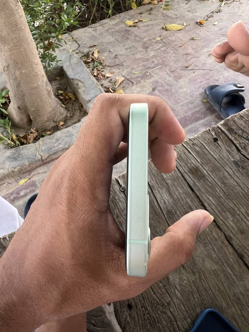 Apple iPhone 12 4