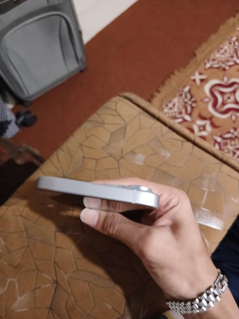 Apple iPhone 15 4