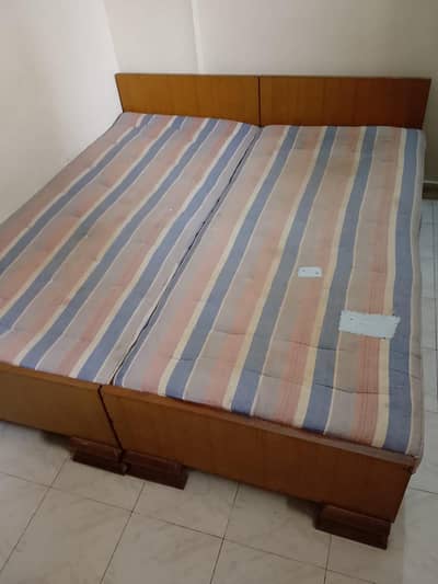 2 single beds h mattress k Sath h urgent sale Karna h