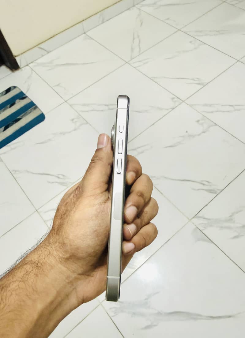 Apple iPhone 15 Pro 3