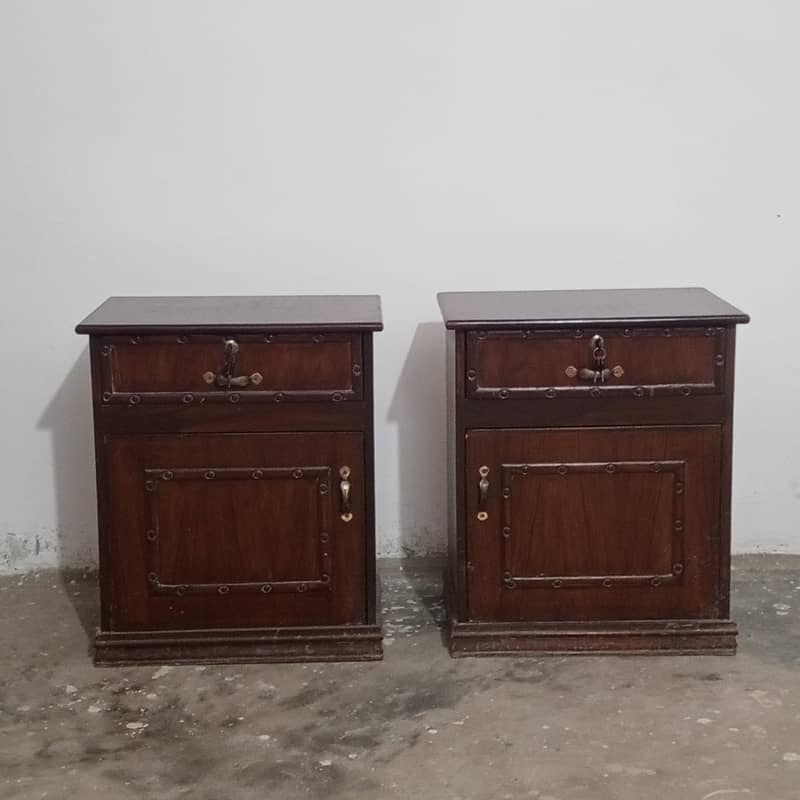 2 Bed side tables 0