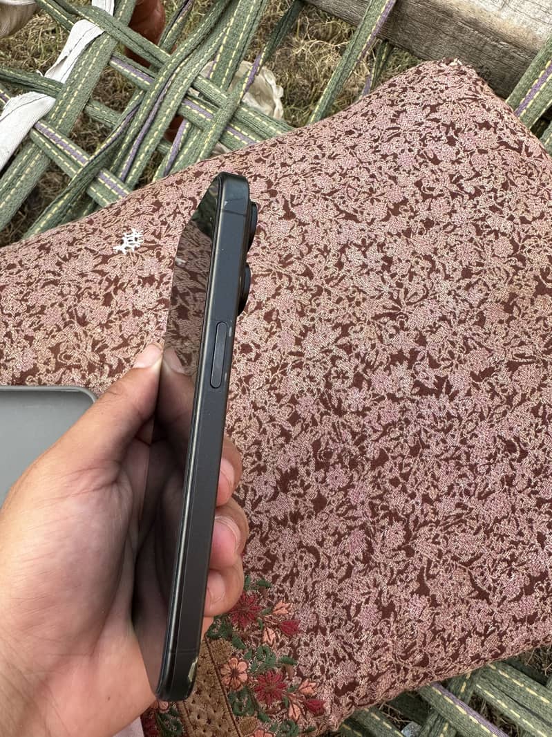 Apple iPhone 15 Pro 3