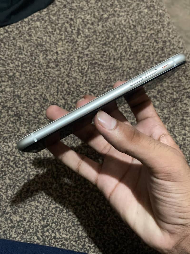 Apple iPhone 11 4