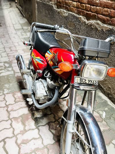 Honda 125 red color