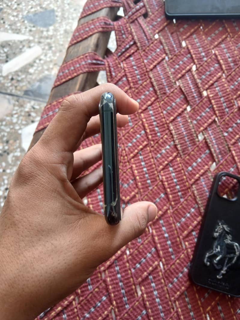 Apple iPhone 11 4