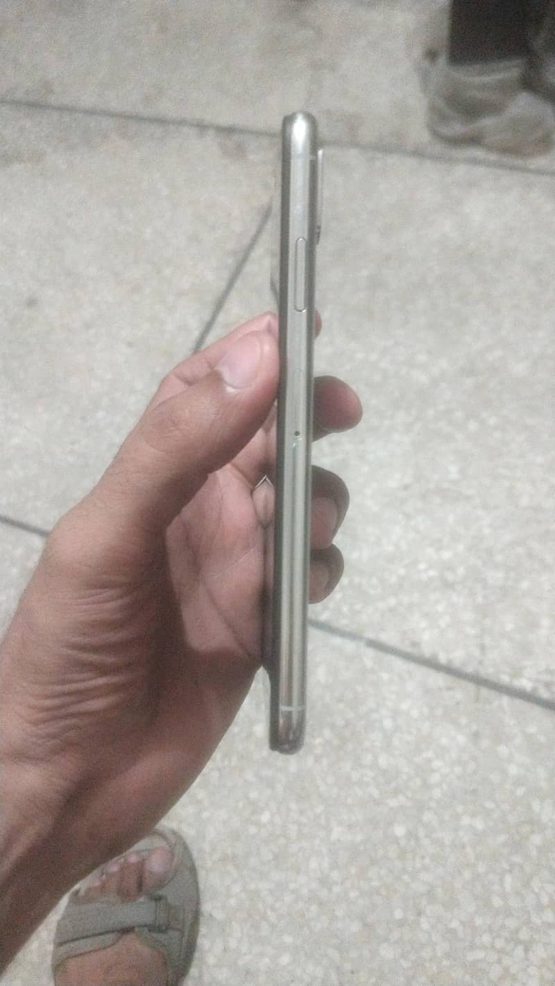 Apple iPhone XS Max 3