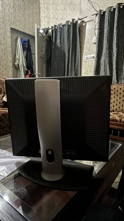 Dell 19 inch screen moveable or up and down option