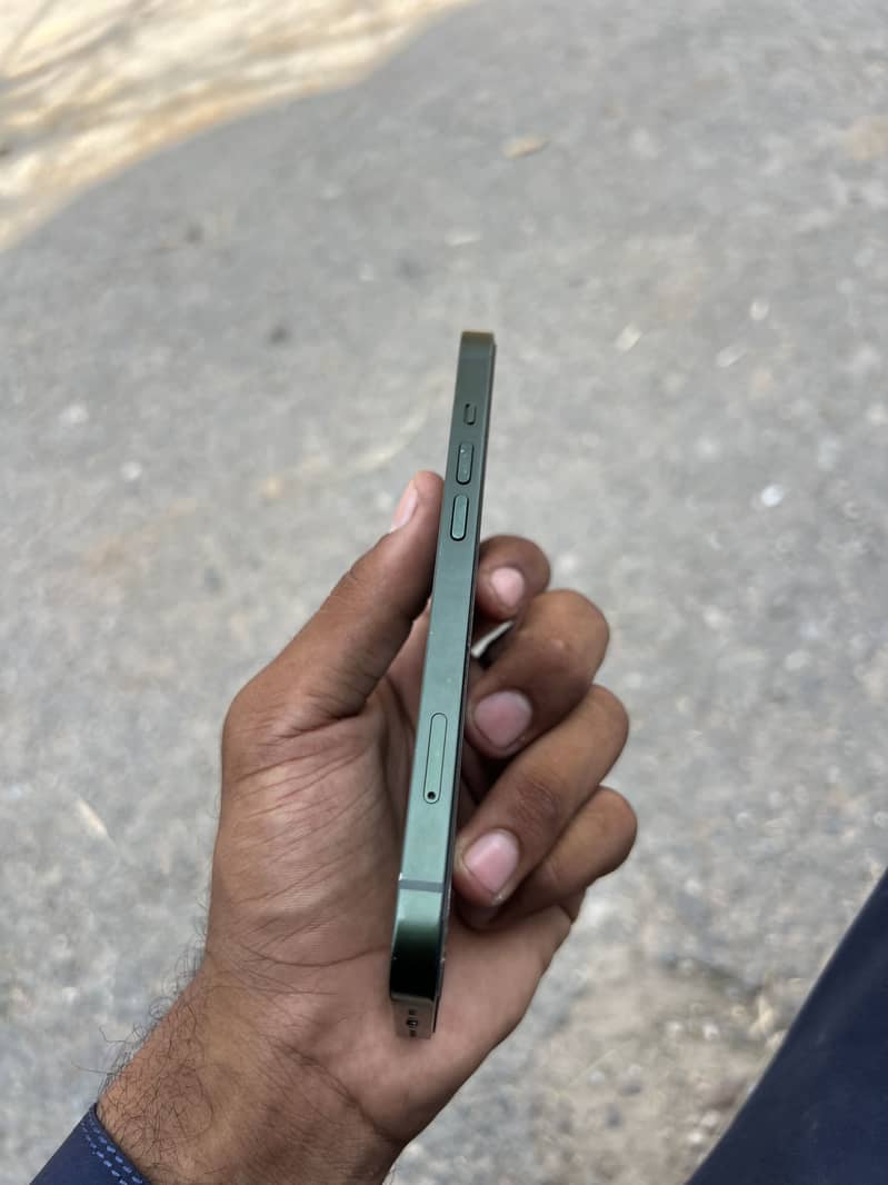 Apple iPhone 13 2