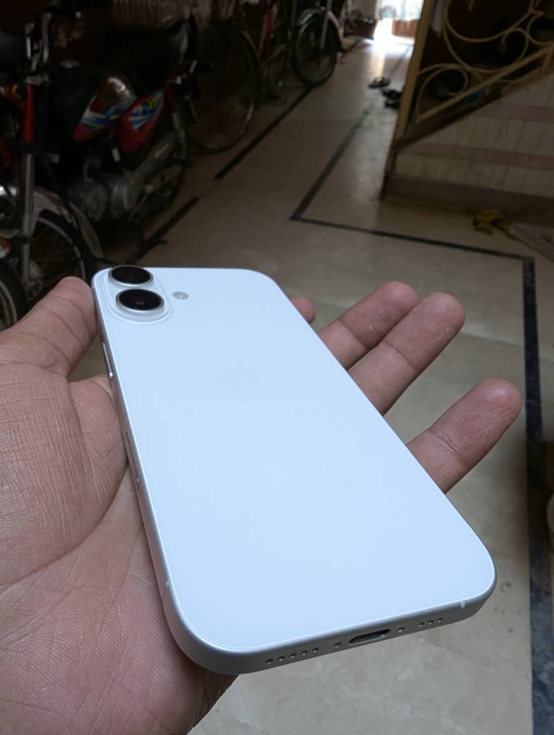 Apple iPhone 16 0