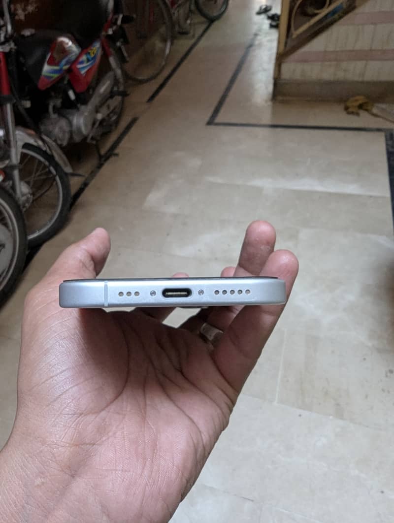 Apple iPhone 16 1