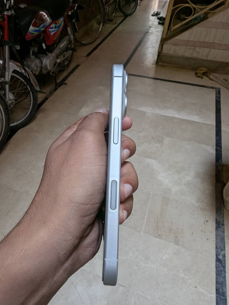 Apple iPhone 16 2