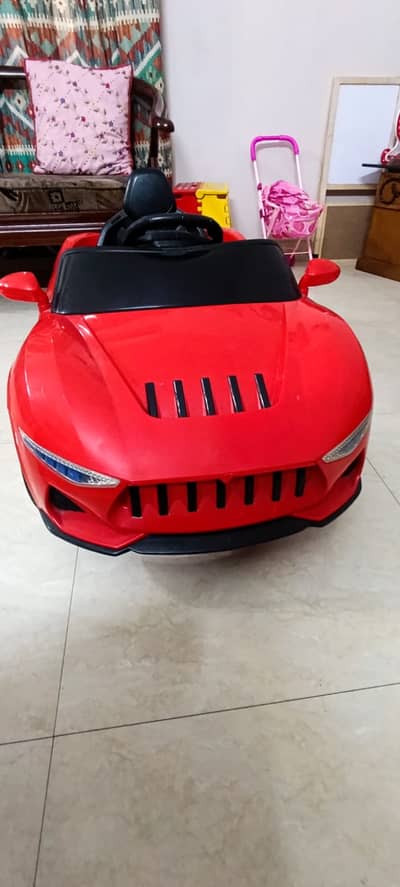 KIDS BATTERY OPERATED CAR WITH REMOTE CONTROL 10/10 CONDITION