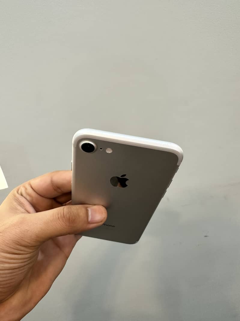 Apple iPhone 7 3
