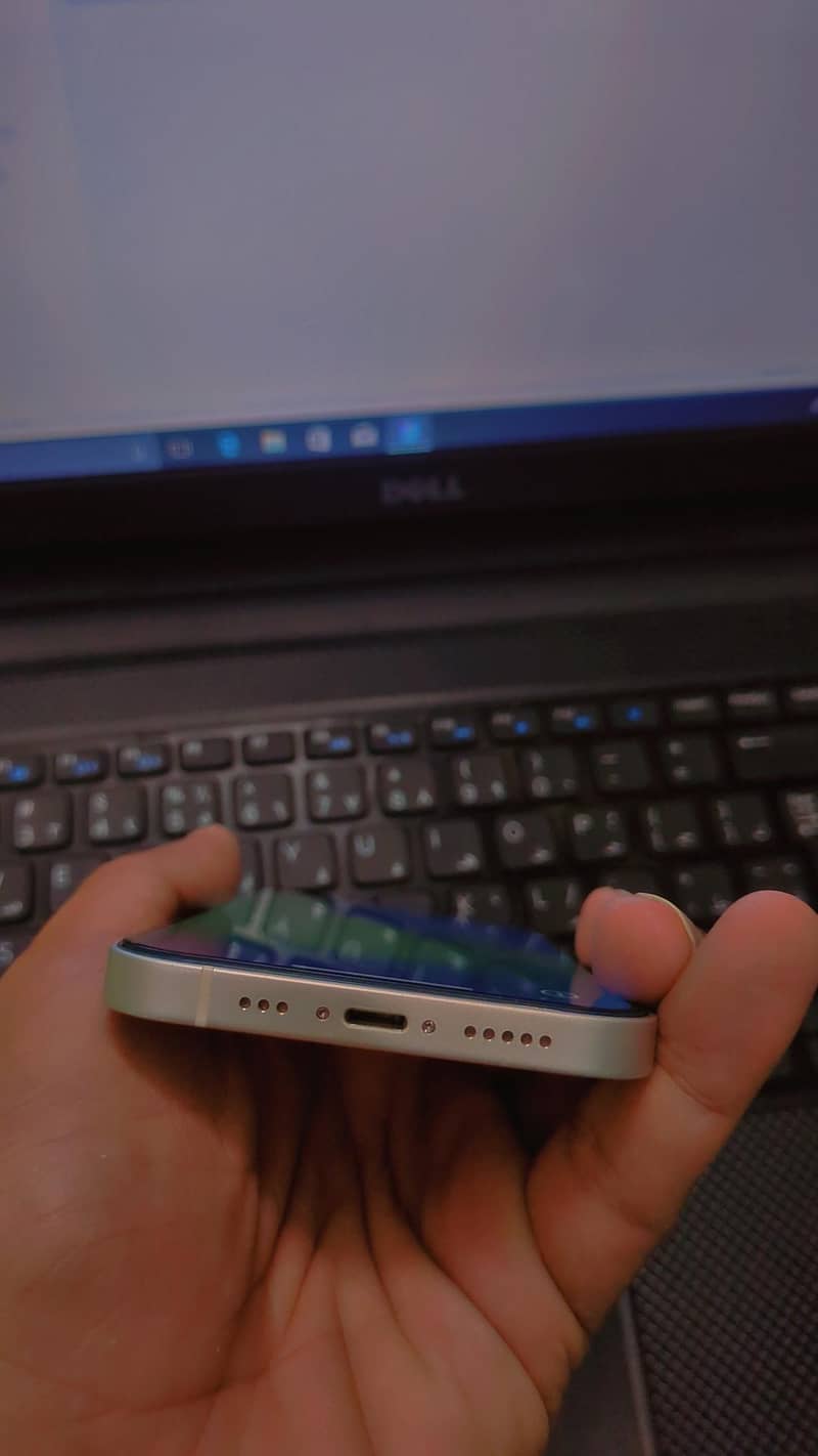 Apple iPhone 12 4
