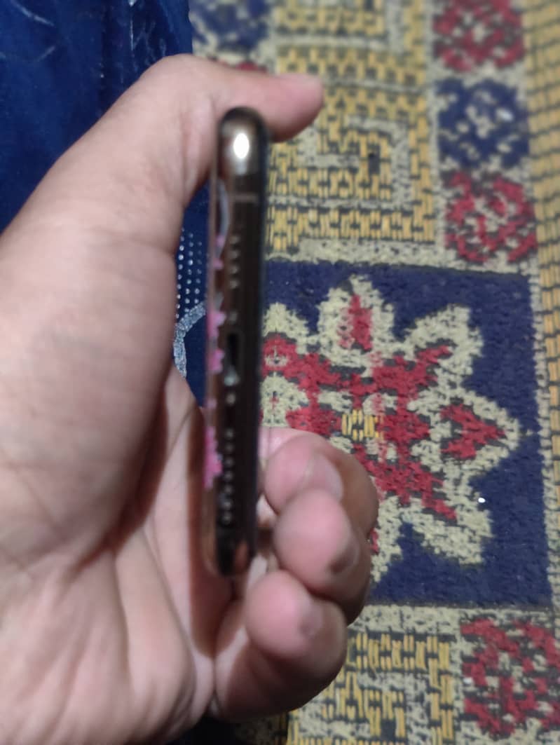 Apple iPhone 11 Pro Max 4