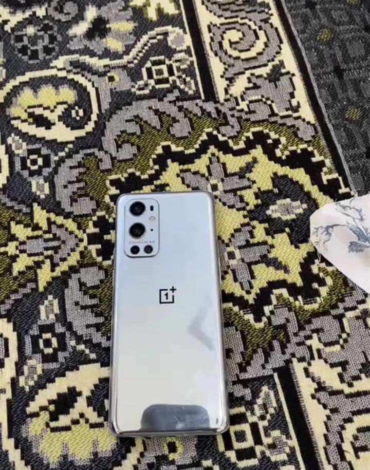 Iphone 11 oneplus 9 pro 1