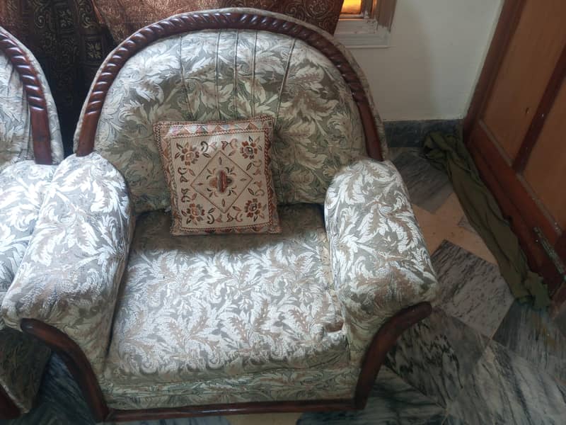 5 Seater Sofa set with 5 Kushan and two small table 3