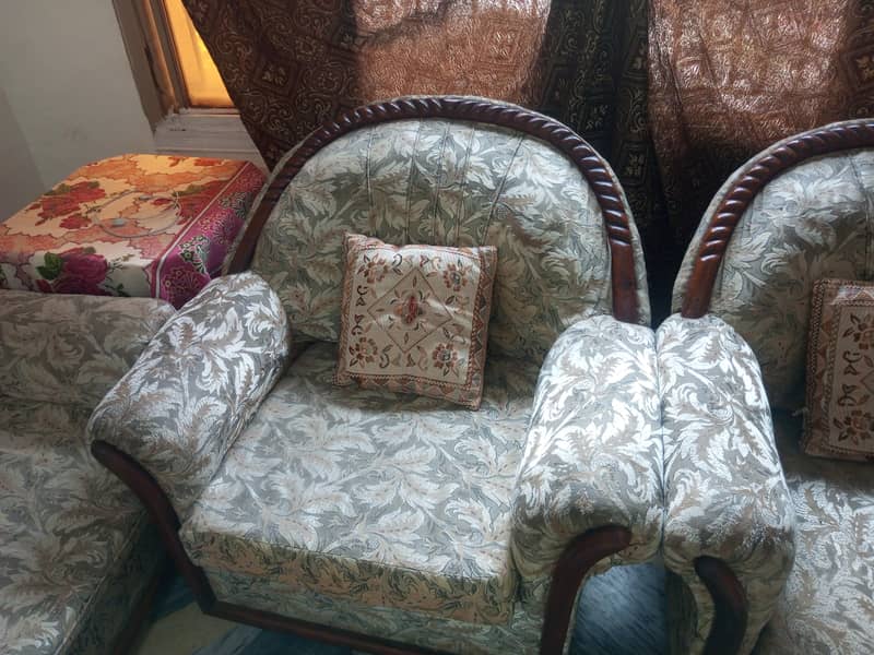 5 Seater Sofa set with 5 Kushan and two small table 4