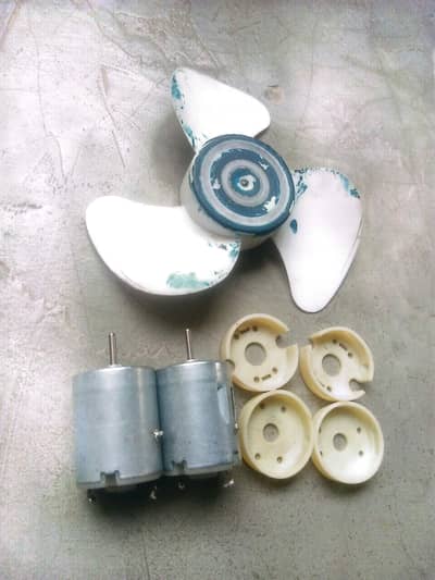 2 DC Motor + Fan Blade + 4 Motor Holder For Sale