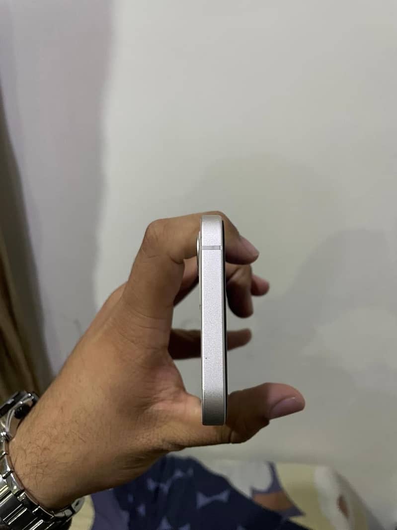 Apple iPhone 12 4