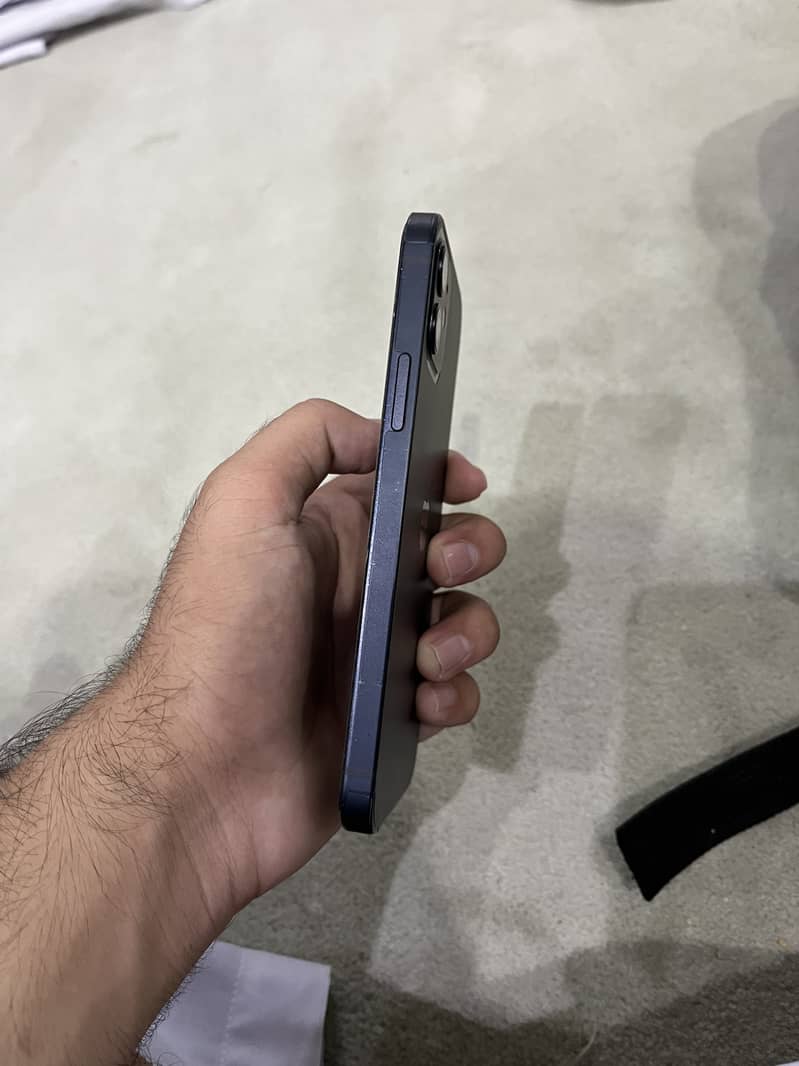 Apple iPhone 12 4