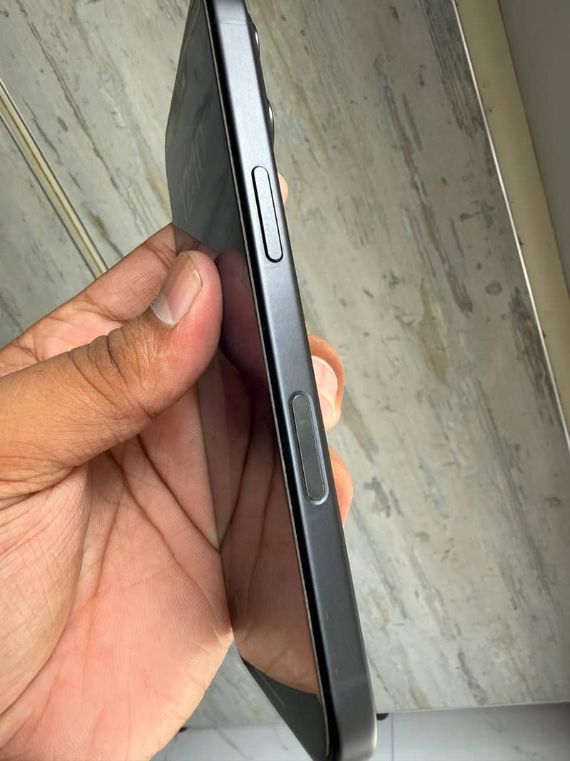 Apple iPhone 16 6