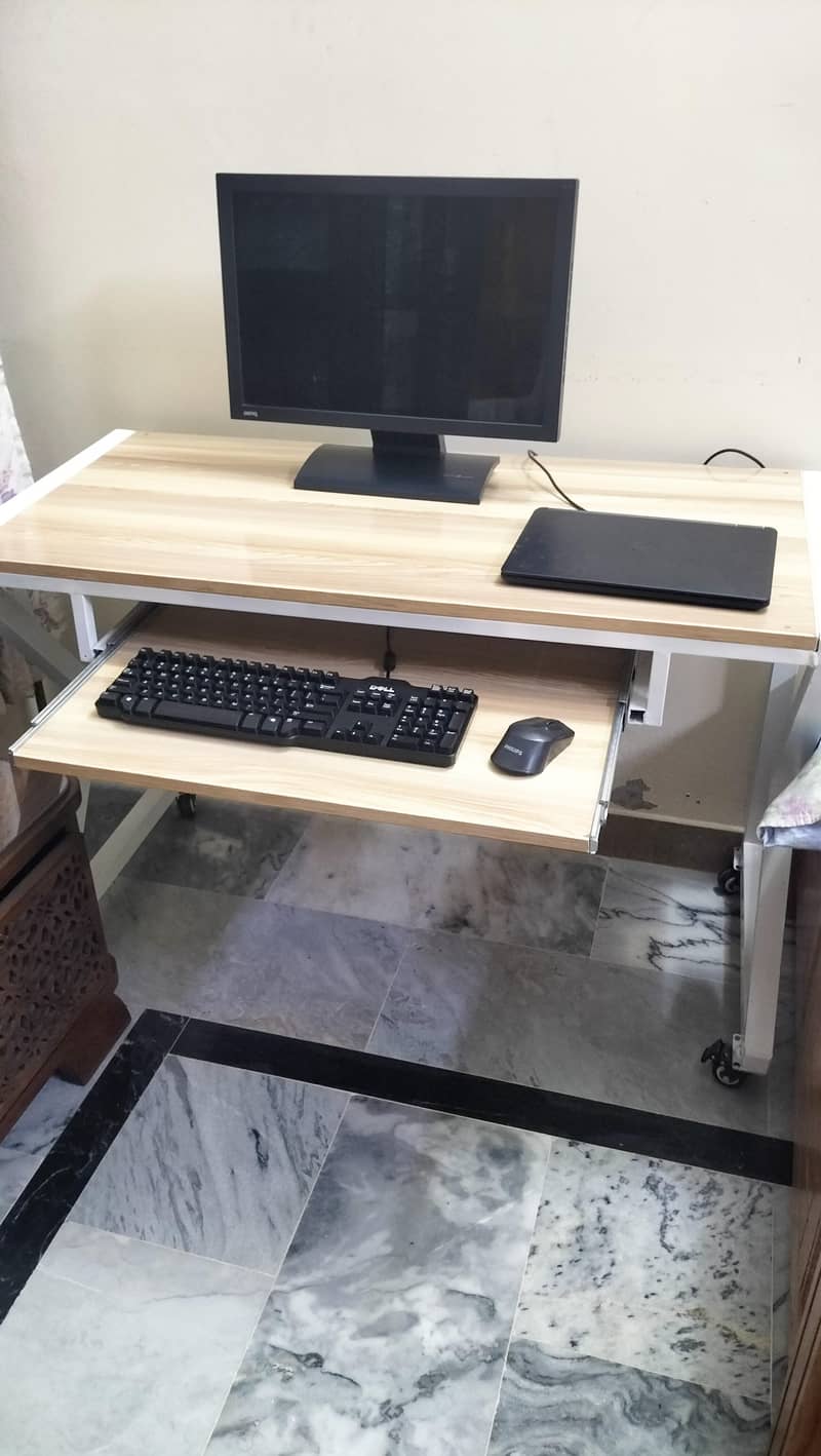 Computer/Laptop table. 0