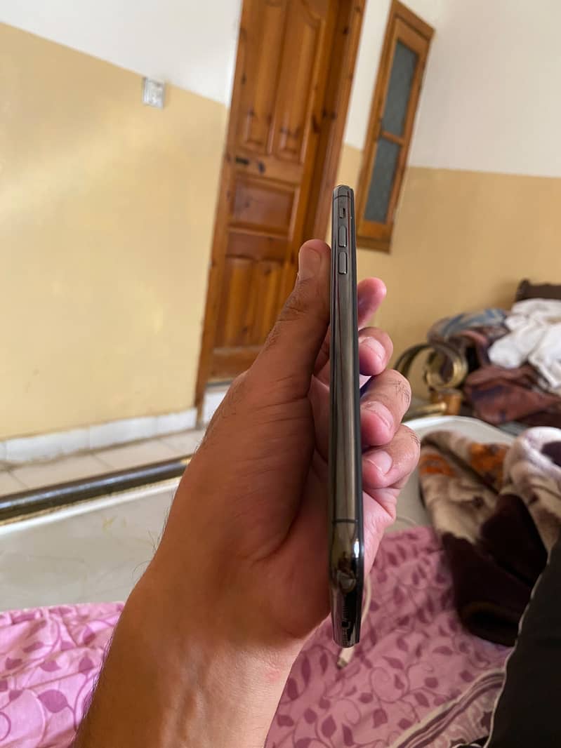 Apple iPhone 11 Pro Max 4