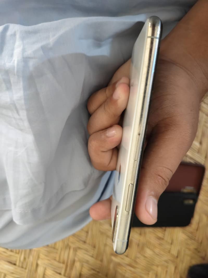 Apple iPhone X 4