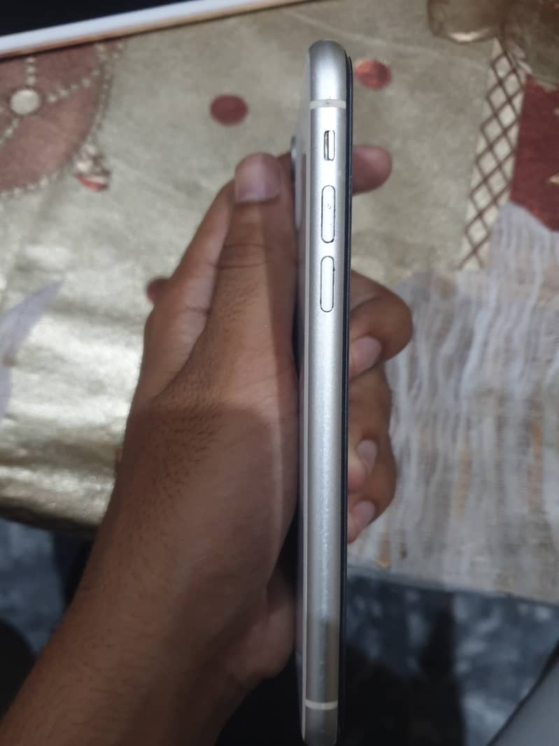 Apple iPhone 11 4