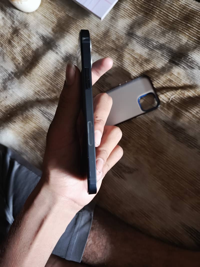 Apple iPhone 12 4