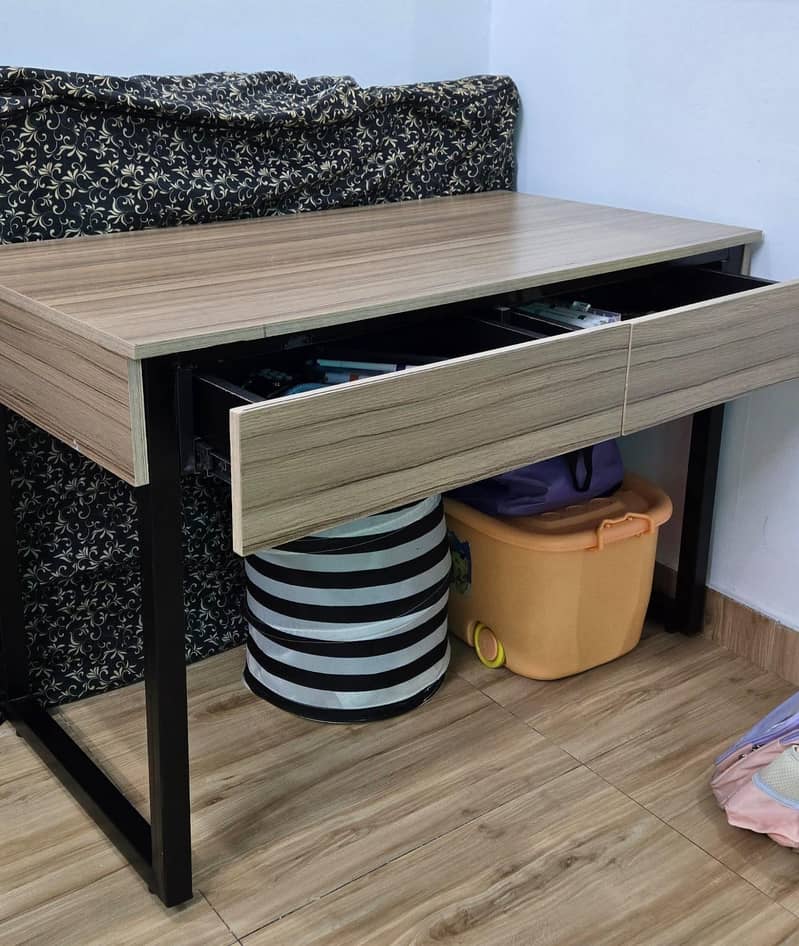table with drawers 1