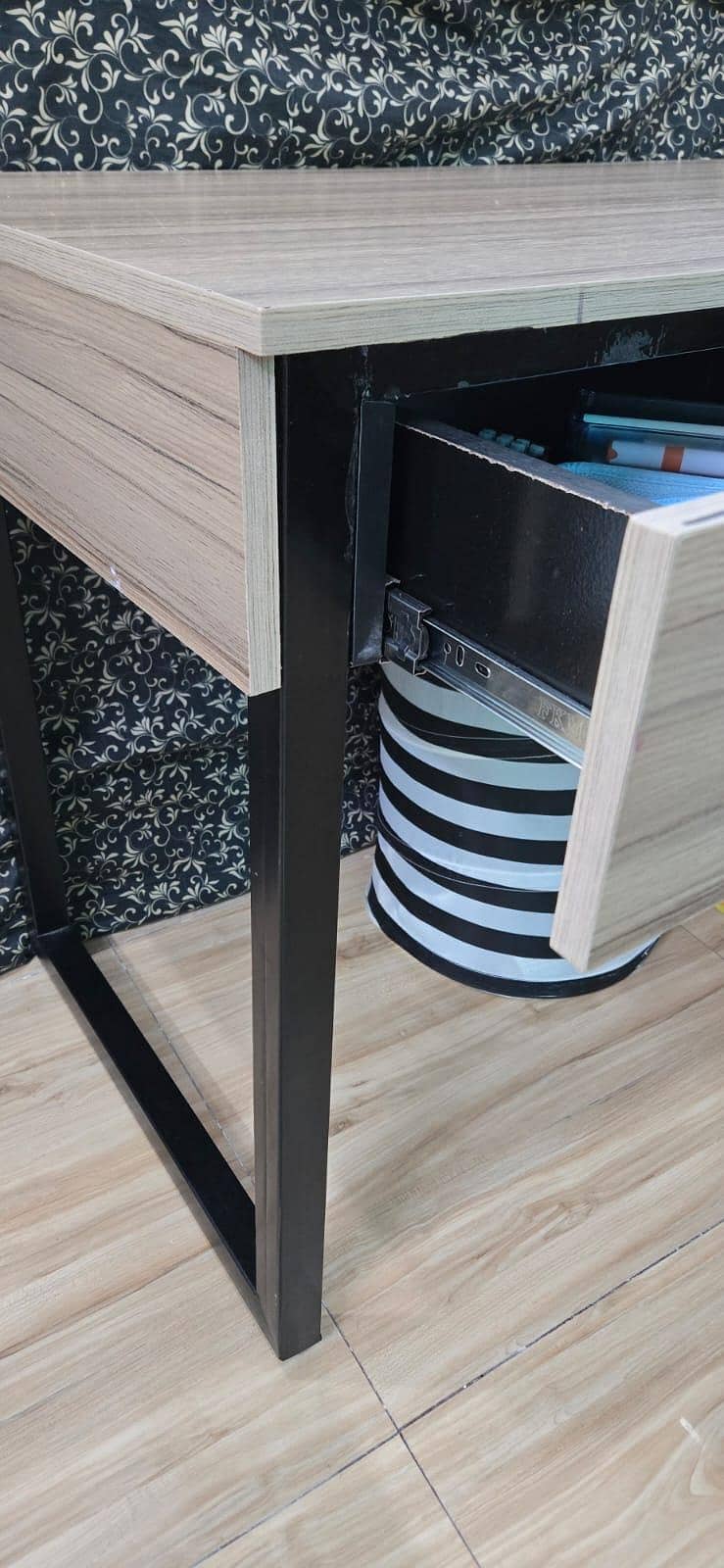table with drawers 2