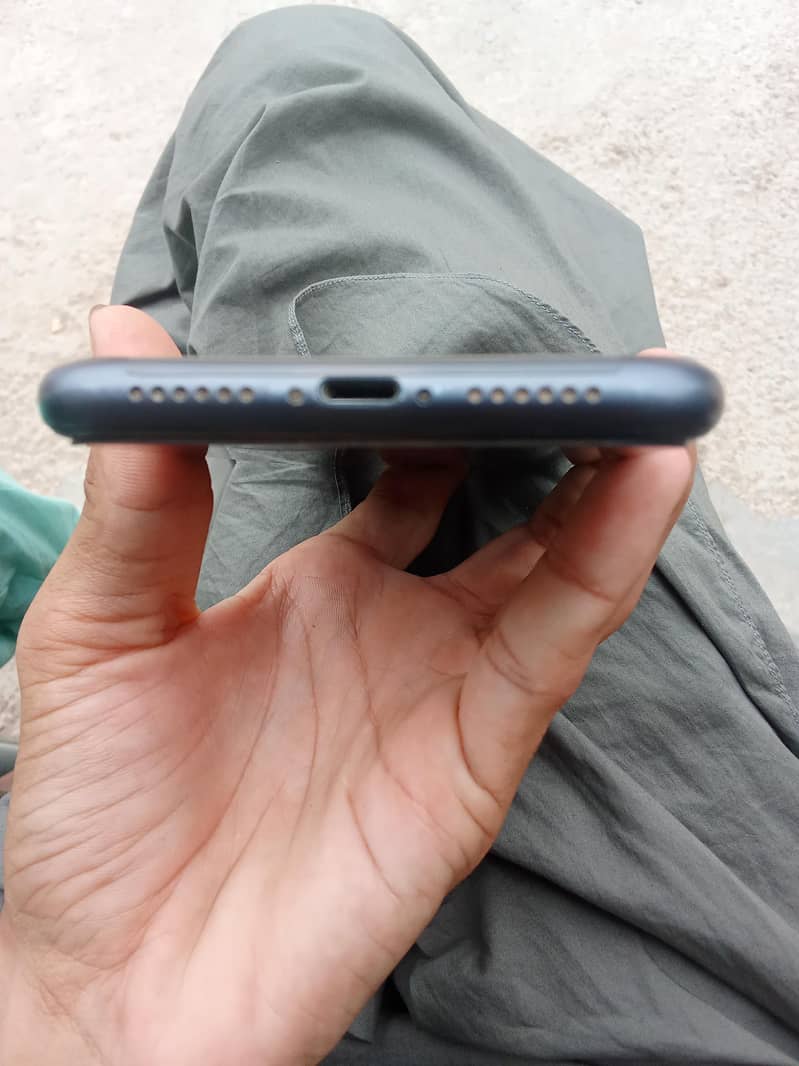 Apple iPhone 11 3